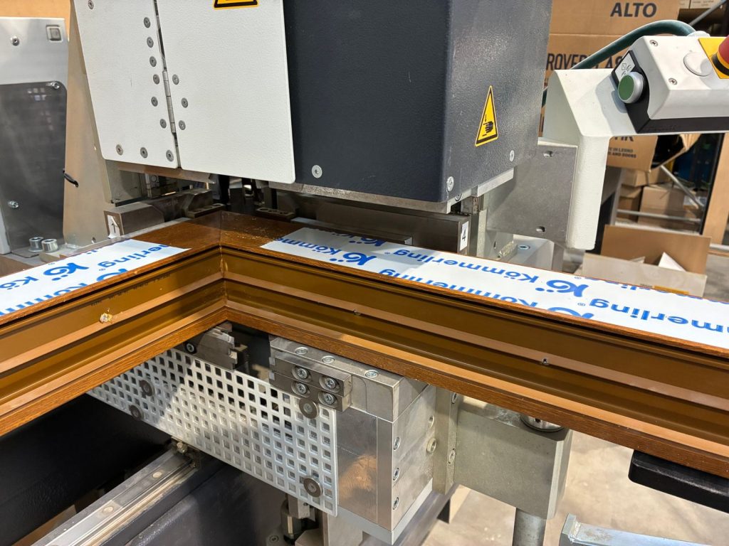 Lavorazione dell'angolo di una finestra in PVC effetto legno Kömmerling nel laboratorio di Antesi Serramenti in Trentino